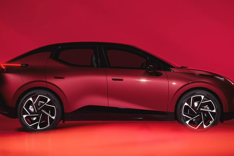 Người lái ngồi sau cụm đồng hồ kỹ thuật số 10,2 inch và hầu hết các nút điều khiển được vận hành thông qua hệ thống thông tin giải trí 15,4 inch. Bên trong xe có sự kết hợp thú vị giữa vật liệu tái chế và vật liệu trong mờ cũng như các điểm nhấn lốm đốm.