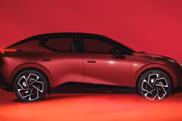 Người lái ngồi sau cụm đồng hồ kỹ thuật số 10,2 inch và hầu hết các nút điều khiển được vận hành thông qua hệ thống thông tin giải trí 15,4 inch. Bên trong xe có sự kết hợp thú vị giữa vật liệu tái chế và vật liệu trong mờ cũng như các điểm nhấn lốm đốm.