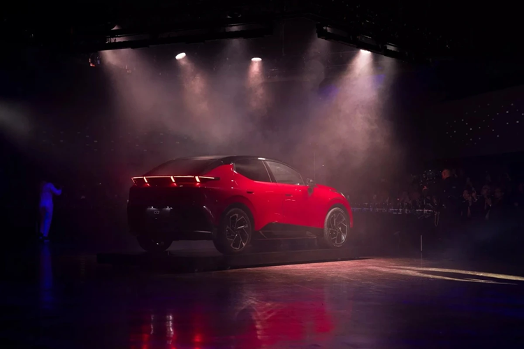 An toàn là ưu tiên hàng đầu nhờ 21 tính năng bao gồm phanh khẩn cấp tự động, cảnh báo va chạm phía trước và cảnh báo phương tiện cắt ngang phía trước/phía sau. Chúng được kết hợp với kiểm soát hành trình thông minh, hỗ trợ chuyển làn tự động, phát hiện điểm mù và nhận dạng biển báo giao thông.