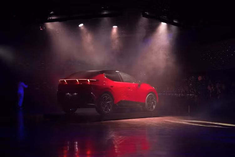 An toàn là ưu tiên hàng đầu nhờ 21 tính năng bao gồm phanh khẩn cấp tự động, cảnh báo va chạm phía trước và cảnh báo phương tiện cắt ngang phía trước/phía sau. Chúng được kết hợp với kiểm soát hành trình thông minh, hỗ trợ chuyển làn tự động, phát hiện điểm mù và nhận dạng biển báo giao thông.