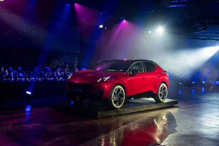 Mẫu xe này hiện có thể đặt hàng và giá khởi điểm là 35.495 Euro tại Ý. Tuy nhiên, ở hầu hết các quốc gia khác bao gồm Đức, Pháp và Hà Lan, giá xe Lynk &amp; Co 02 2024 khởi điểm là 35.995 Euro, Lynk &amp; Co hiện cũng đã có mặt tại Việt Nam nhưng chưa rõ họ có kế hoạch mang 02 này về giới thiệu chưa.