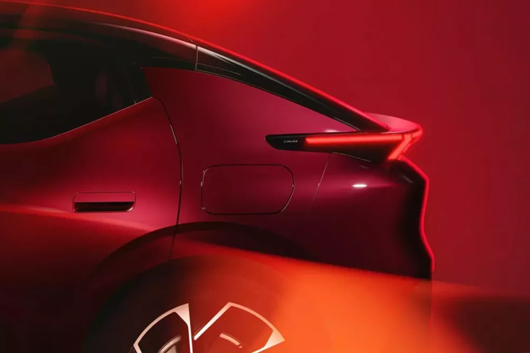 Người mua cũng sẽ tìm thấy bộ sạc không dây kép, vô lăng có sưởi và ghế trước chỉnh điện có sưởi. Thậm chí còn có cả Camera hành trình, cho phép người dùng "chụp ảnh tự sướng hoặc ảnh nhóm trực tiếp từ gương chiếu hậu để lưu lại những kỷ niệm trong suốt chuyến đi".