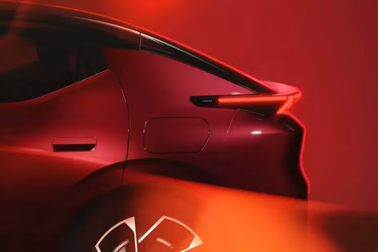 Người mua cũng sẽ tìm thấy bộ sạc không dây kép, vô lăng có sưởi và ghế trước chỉnh điện có sưởi. Thậm chí còn có cả Camera hành trình, cho phép người dùng "chụp ảnh tự sướng hoặc ảnh nhóm trực tiếp từ gương chiếu hậu để lưu lại những kỷ niệm trong suốt chuyến đi".