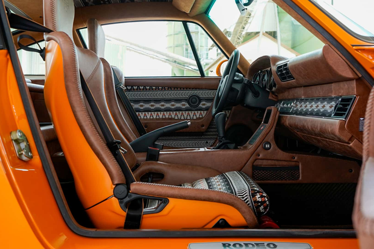 Đối lập với phong cách “bụi bặm” của những chiếc xe Mỹ bên trong khoang nội thất, những đường nét cổ điển của 911 lại tạo nên nét đặc trưng cho bên ngoài.