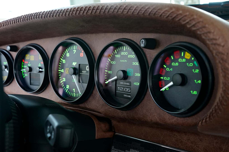 Mẫu xe được trang bị khối động cơ 6 xi-lanh phẳng, dung tích 3.6 lít tăng áp, tạo ra công suất 610 mã lực và mô-men xoắn cực đại 700 Nm đi kèm với trang bị hộp số sàn sáu cấp. Mẫu xe cũng đồng thời được trang bị hệ thống treo xương đòn kép với thanh giảm chấn thanh đẩy ngang ở trục trước và sau, cùng khoảng sáng gầm xe hơn 24 cm nhờ lốp 18 inch địa hình.