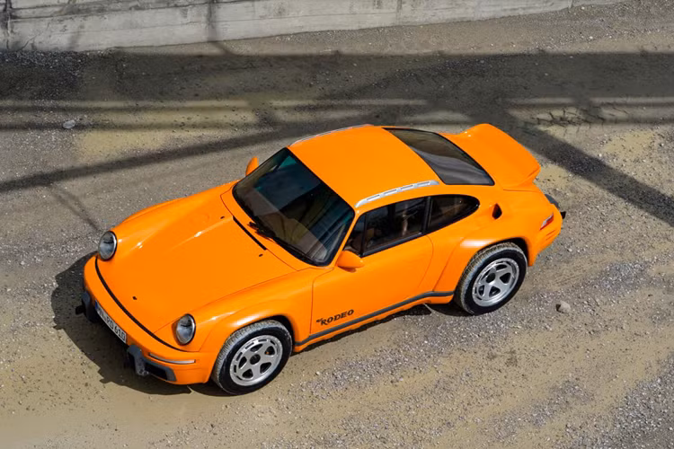 Mẫu xe được trang bị nhiều chi tiết ấn tượng như hệ thống treo nâng cấp, lốp xe địa hình và động cơ Flat-six được nâng cấp, khoang nội thất gần như bọc toàn bộ bằng da cao cấp. Thương hiệu đặt tên cho mẫu xe này là Ruf Rodeo 2025 độ từ Porsche 911.