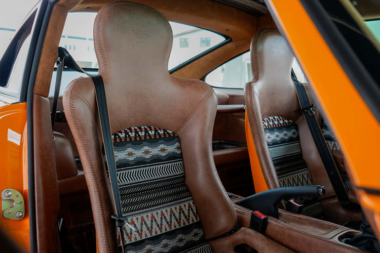 Thân xe được làm bằng sợi carbon và có tay nắm cửa tích hợp chìm vào trong xe, nhiều khe hút gió và cánh lướt gió dạng đuôi vịt ở phía sau. Ở phần đuôi sau, chắn bùn của xe được thiết kế loe ra nhằm đem đến một diện mạo dữ dằn hơn, thể thao hơn cho xe.