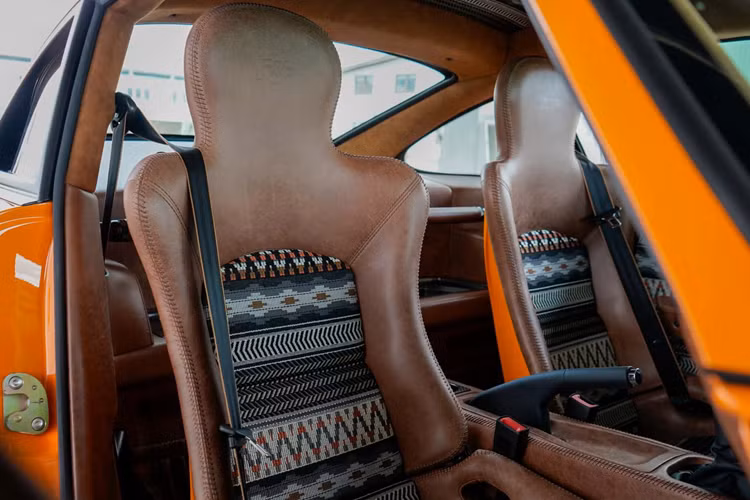 Thân xe được làm bằng sợi carbon và có tay nắm cửa tích hợp chìm vào trong xe, nhiều khe hút gió và cánh lướt gió dạng đuôi vịt ở phía sau. Ở phần đuôi sau, chắn bùn của xe được thiết kế loe ra nhằm đem đến một diện mạo dữ dằn hơn, thể thao hơn cho xe.