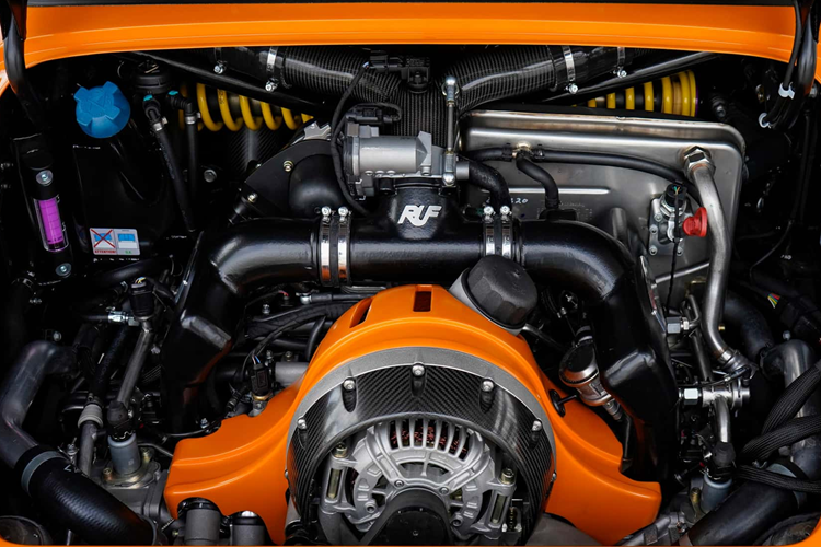 Xe còn được trang bị bộ phanh 6 piston ở phía trước và hệ thống phanh 4 piston ở phía sau. Mặc dù có vẻ ngoài địa hình cực lớn và hệ truyền động dẫn động 4 bánh nhưng Ruf vẫn giữ trọng lượng của Rodeo ở mức 1250 kg.