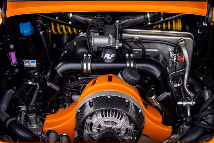 Xe còn được trang bị bộ phanh 6 piston ở phía trước và hệ thống phanh 4 piston ở phía sau. Mặc dù có vẻ ngoài địa hình cực lớn và hệ truyền động dẫn động 4 bánh nhưng Ruf vẫn giữ trọng lượng của Rodeo ở mức 1250 kg.