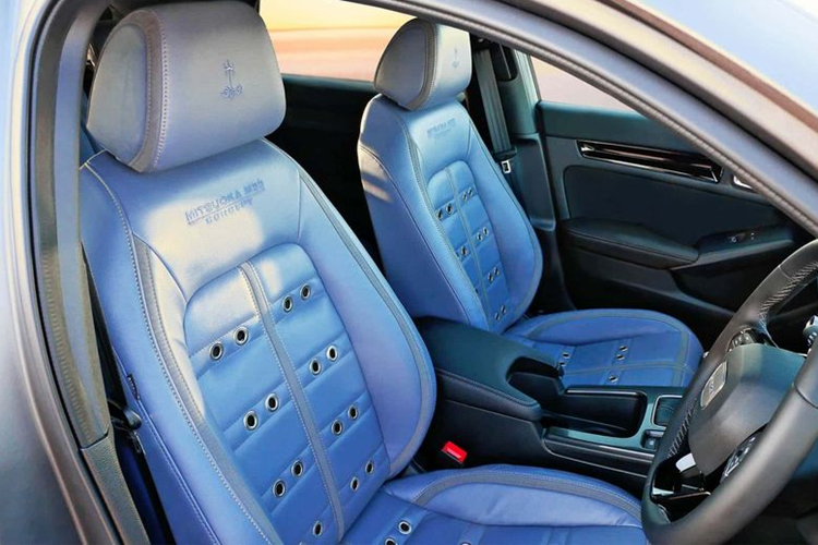 Mitsuoka M55 cơ bắp chỉ sản xuất giới hạn đúng 100 chiếc, đi kèm mức giá xe Mitsuoka M55 2025 khoảng 52.200 USD. Những chiếc xe đầu tiên hoàn thiện sẽ được giao tới tay khách hàng từ năm sau.