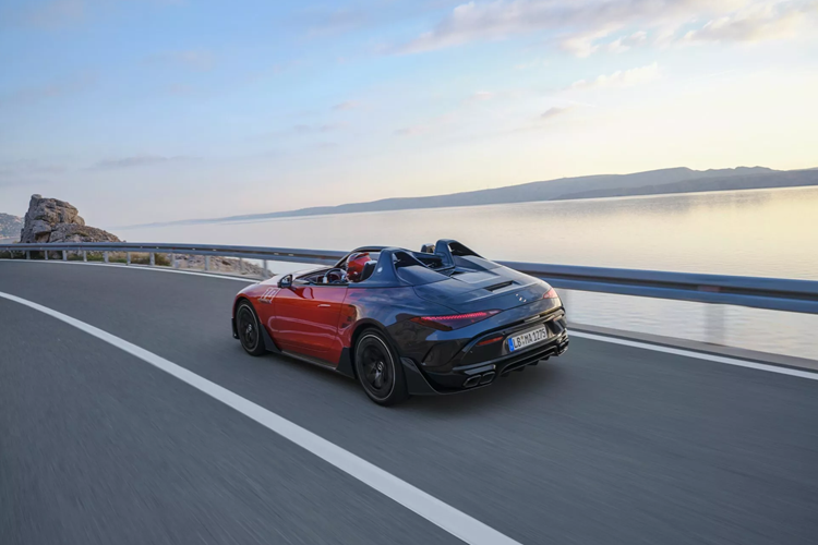 Bổ sung cho những thay đổi bên ngoài là một bộ các chi tiết trang trí nội thất ấn tượng như bộ ghế AMG Performance với lớp bọc da đặc biệt và đường khâu trang trí. Mercedes cũng đã trang trí bệ cửa bằng da, thêm vô lăng bọc da hai tông màu tuyệt đẹp và gắn đồng hồ analog IWC Schaffhausen cá nhân hóa vào bảng điều khiển của xe.