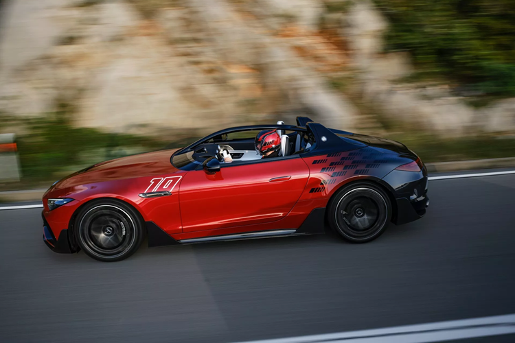 Mỗi chiếc Mercedes-AMG PureSpeed bản giới hạn đều có mặt trước rất giống với SL tiêu chuẩn dù đã có một số thay đổi quan trọng. Mẫu xe được trang bị các cửa hút gió được định hình lại và một mui xe được thiết kế riêng giúp tăng cường khí động học. Xe được trang bị một bộ khuếch tán sau và nắp cốp xe tùy chỉnh cũng được thiết kế để bù đắp cho việc thiếu mui xe.