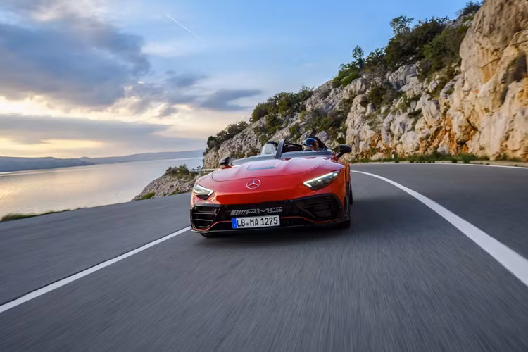 Thay vào đó, xe có một vòng khung an toàn lấy cảm hứng từ Công thức 1 được làm từ thép cường độ cao, giúp bảo vệ an toàn cho người ngồi trong xe. Thiết kế rất giống với Mercedes-AMG GT Speedster do công ty Đức Bussink chế tạo cách đây vài năm.