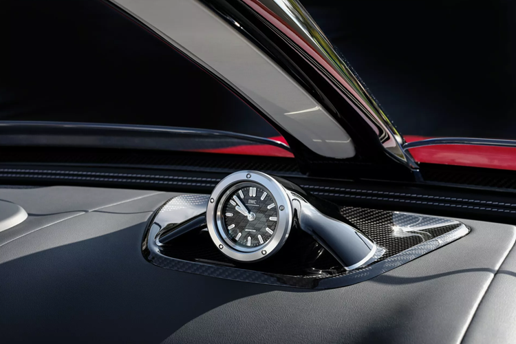 Một điểm nhấn quan trọng khác là bộ mâm xe nhôm rèn 21 inch độc đáo với vỏ sợi carbon, cũng như cánh gió sau có thể mở rộng. Một bộ phận khí động học chủ động cũng được giấu trong gầm xe, giúp tăng lực ép xuống trục trước cho mẫu xe thể thao Đức.