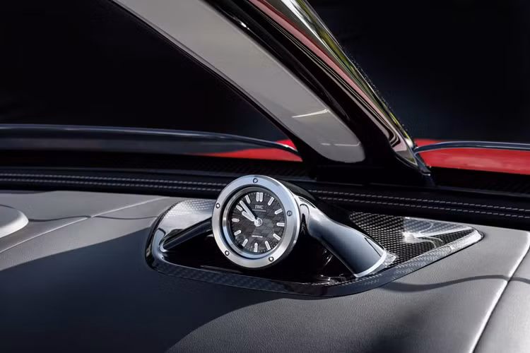 Một điểm nhấn quan trọng khác là bộ mâm xe nhôm rèn 21 inch độc đáo với vỏ sợi carbon, cũng như cánh gió sau có thể mở rộng. Một bộ phận khí động học chủ động cũng được giấu trong gầm xe, giúp tăng lực ép xuống trục trước cho mẫu xe thể thao Đức.