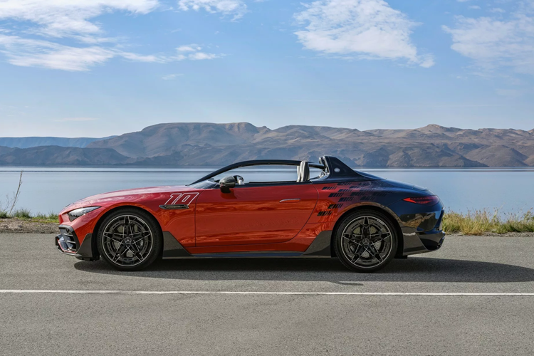 Chiếc xe Mercedes-AMG PureSpeed mui trần được phát triển dựa trên Mercedes SL hiện tại nhưng đã được thiết kế lại hoàn toàn và sẽ đắt hơn nhiều, mặc dù chưa có thông tin chi tiết về giá chính thức nào được xác nhận ở thời điểm này. Là một chiếc xe hiệu năng cao, chiếc xe không có kính chắn gió và trụ A truyền thống.