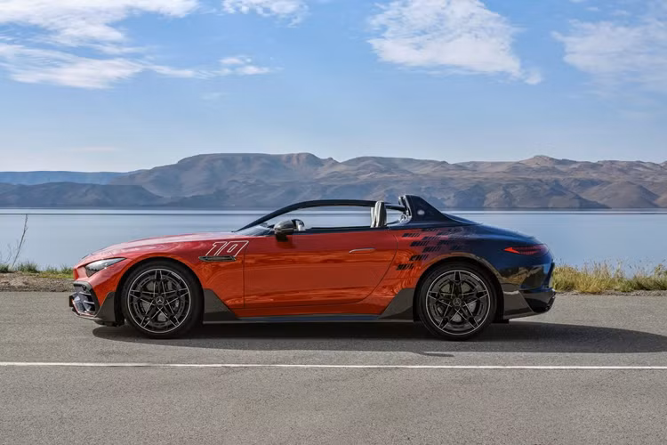 Chiếc xe Mercedes-AMG PureSpeed mui trần được phát triển dựa trên Mercedes SL hiện tại nhưng đã được thiết kế lại hoàn toàn và sẽ đắt hơn nhiều, mặc dù chưa có thông tin chi tiết về giá chính thức nào được xác nhận ở thời điểm này. Là một chiếc xe hiệu năng cao, chiếc xe không có kính chắn gió và trụ A truyền thống.