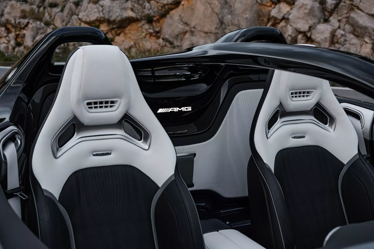 Kết hợp với động cơ V8 mạnh mẽ là hộp số chín cấp truyền lực đến cả bốn bánh xe. Giống như các mẫu xe Mercedes khác, PureSpeed được trang bị hệ thống Kiểm soát lái chủ động của thương hiệu để tối ưu hóa hệ thống treo. Xe được trang bị bộ phanh gốm carbon tiêu chuẩn cũng như hệ thống lái trục sau chủ động.