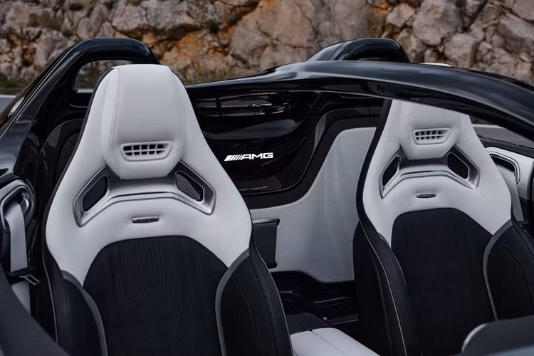 Kết hợp với động cơ V8 mạnh mẽ là hộp số chín cấp truyền lực đến cả bốn bánh xe. Giống như các mẫu xe Mercedes khác, PureSpeed được trang bị hệ thống Kiểm soát lái chủ động của thương hiệu để tối ưu hóa hệ thống treo. Xe được trang bị bộ phanh gốm carbon tiêu chuẩn cũng như hệ thống lái trục sau chủ động.