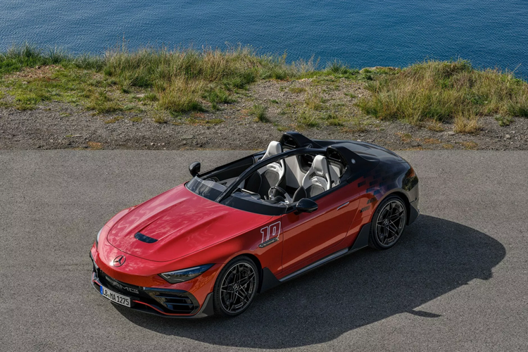 Sau khi ra mắt xe Concept tại Giải đua Công thức 1 Monaco, Mercedes-Benz đã chính thức vén màn mẫu xe Mercedes-AMG PureSpeed độc đáo tại Abu Dhabi. Đây là mẫu xe đầu tiên trong gia đình Mythos mới và sẽ chỉ giới hạn ở 250 chiếc trên toàn thế giới.