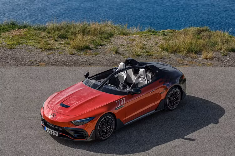 Sau khi ra mắt xe Concept tại Giải đua Công thức 1 Monaco, Mercedes-Benz đã chính thức vén màn mẫu xe Mercedes-AMG PureSpeed độc đáo tại Abu Dhabi. Đây là mẫu xe đầu tiên trong gia đình Mythos mới và sẽ chỉ giới hạn ở 250 chiếc trên toàn thế giới.