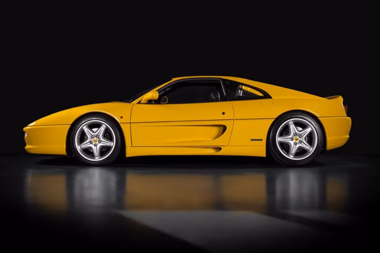Mặc dù Ferrari F355 Berlinetta thay thế 348 TB nhưng mẫu xe sở hữu một diện mạo khác biệt. Đối lập với 348 có thiết kế góc cạnh, F355 Berlinetta lại sở hữu những đường nét thiết kế sang trọng, cổ điển với những đường nét mềm mại giúp xe trở nên tròn trịa hơn.