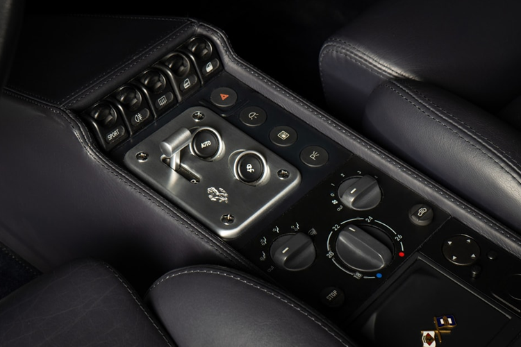 Ferrari F355 Berlinetta là chiếc Ferrari V8 sở hữu khối động cơ đặt giữa được sản xuất thương mại đầu tiên mang lại trải nghiệm của một chiếc siêu xe. Vào năm 1997, phiên bản 355 F1 đã được ra mắt lần đầu tiên.