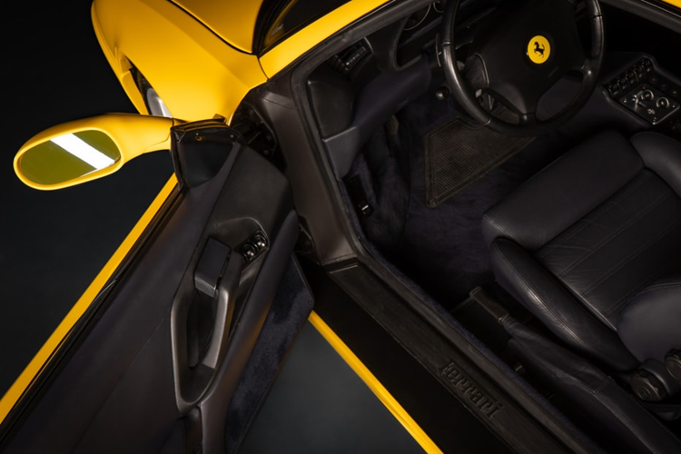 Mẫu xe sở hữu trọng lượng khô chỉ 1350 kg, nhẹ hơn 348 và mạnh hơn đáng kể. Chính vì vậy, mẫu xe có thể đạt tốc độ 100km/h chỉ trong 4,7 giây và tốc độ tối đa có thể đạt mức 295 km/h.