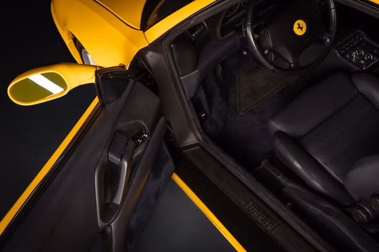 Mẫu xe sở hữu trọng lượng khô chỉ 1350 kg, nhẹ hơn 348 và mạnh hơn đáng kể. Chính vì vậy, mẫu xe có thể đạt tốc độ 100km/h chỉ trong 4,7 giây và tốc độ tối đa có thể đạt mức 295 km/h.