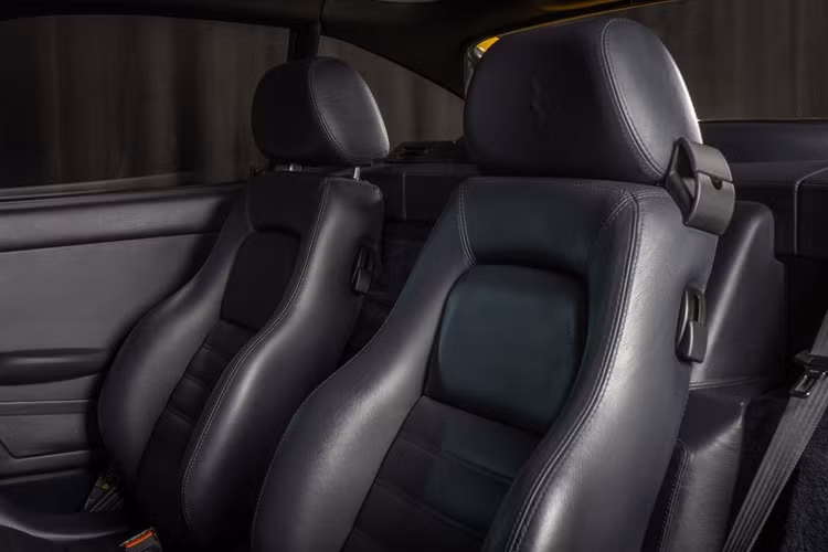 Khối động cơ sở hữu số vòng quay tối đa là 8500 vòng/phút cực ấn tượng và thiết kế động cơ 5 van trên mỗi xi-lanh cải tiến. Ở thời điểm này, F355 Berlinetta chính là mẫu xe sở hữu khối động cơ V8 tốt nhất mà Ferrari từng chế tạo.