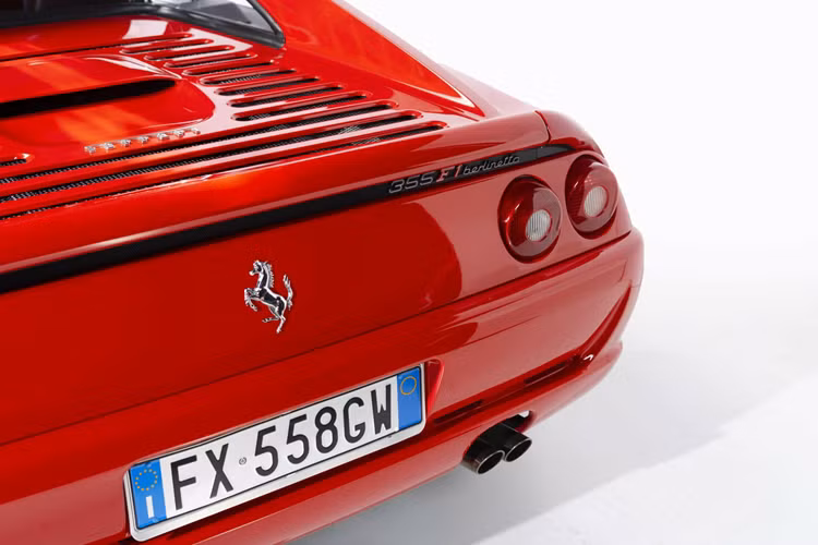 Về nền tảng, xe được phát triển dựa trên mẫu xe 348 nhưng động cơ của Ferrari F355 Berlinetta đã được tinh chỉnh, nâng cấp nhiều hơn.