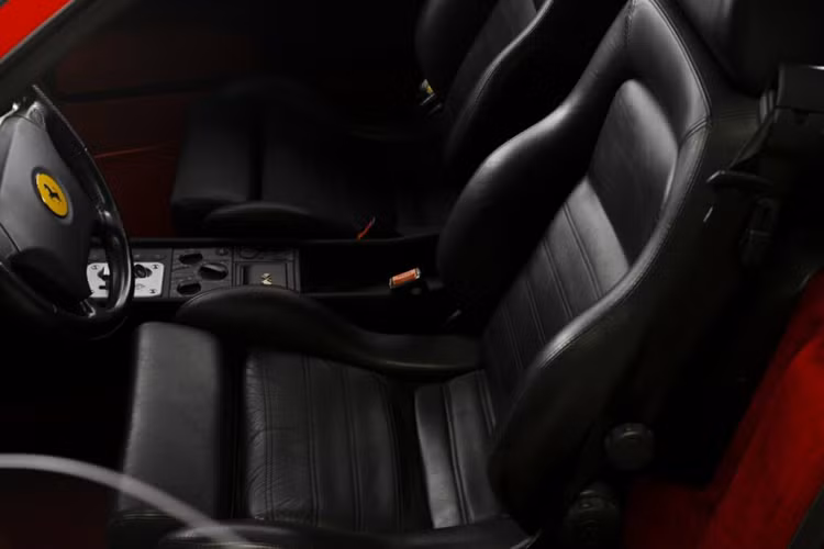 Để cải thiện khả năng xử lý và mang lại trải nghiệm lái ấn tượng hơn, phần khung gầm cũng đã được sửa đổi đáng kể. Xe được trang bị bộ giảm chấn điện tử mới, đồng thời giúp nâng cao cảm giác lái cũng như khả năng sang số của xe cũng được cải thiện tốt hơn.