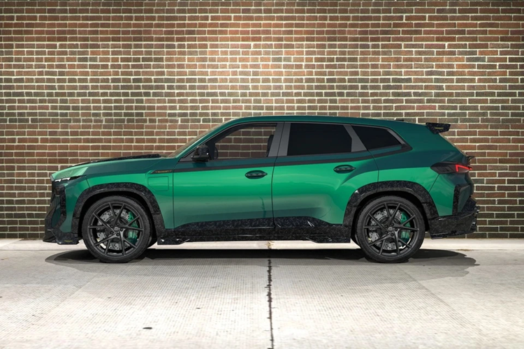 Phần đầu xe BMW XM 2024 hầm hố được bổ sung thêm nhiều chi tiết ốp ở viền cản trước, viền hốc bánh xe trước, nắp capo... Tất cả đều được chế tác bằng chất liệu sợi carbon đúc.