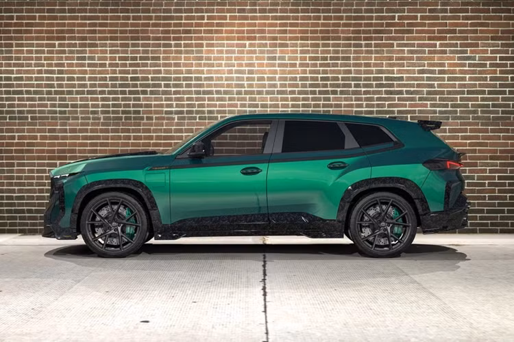 Phần đầu xe BMW XM 2024 hầm hố được bổ sung thêm nhiều chi tiết ốp ở viền cản trước, viền hốc bánh xe trước, nắp capo... Tất cả đều được chế tác bằng chất liệu sợi carbon đúc.