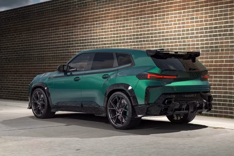 Hiện tại, BMW XM chỉ được phân phối chính hãng phiên bản tiêu chuẩn với mức giá từ 11 tỷ đồng. Với mức giá và hiệu suất như trên, mẫu xe này được định vị cạnh tranh trực tiếp với Mercedes-AMG G 63, hiện có mức giá từ 11,75 tỷ đồng.