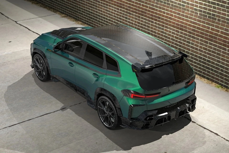 Tương tự, cản sau, khuếch tán gió và ốp đèn hậu của chiếc XM Mansory cũng được làm từ sợi carbon đúc, kết hợp hệ thống ống xả thể thao. Hãng độ cũng bổ sung cánh gió trên và dưới kính chắn gió sau.