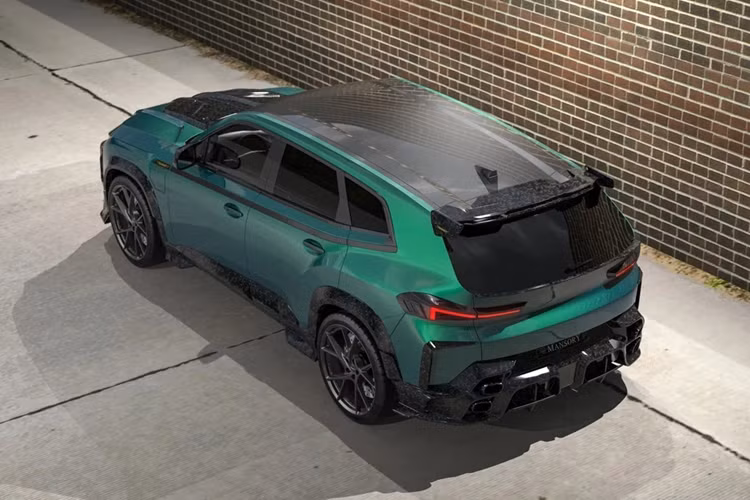 Tương tự, cản sau, khuếch tán gió và ốp đèn hậu của chiếc XM Mansory cũng được làm từ sợi carbon đúc, kết hợp hệ thống ống xả thể thao. Hãng độ cũng bổ sung cánh gió trên và dưới kính chắn gió sau.