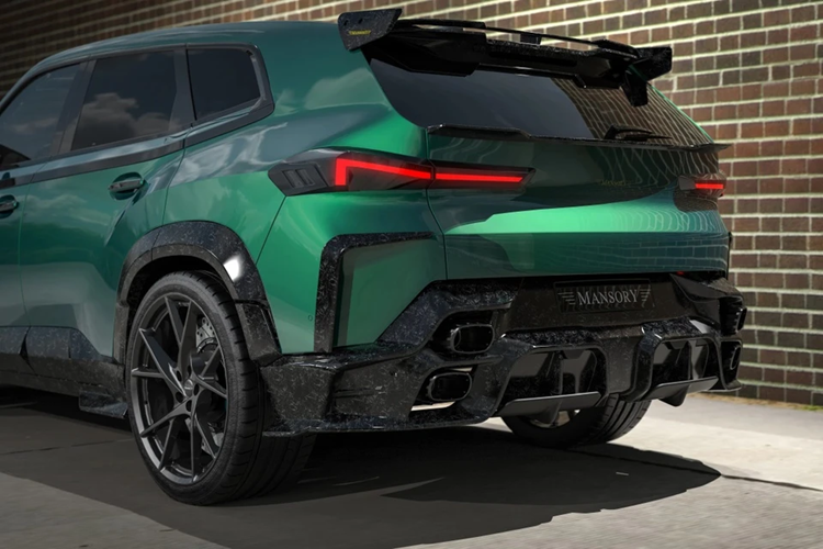 Trong khi đó, phiên bản cao cấp XM Label (trước đây là XM Red Label) có sức mạnh tối đa lên đến 748 mã lực và mô-men xoắn 1.000 Nm. Mẫu SUV này có thể tăng tốc 0-100 km/h trong 3,8 giây, tốc độ tối đa 250 km/h, hoặc 290 km/h với gói M Driver’s Package.