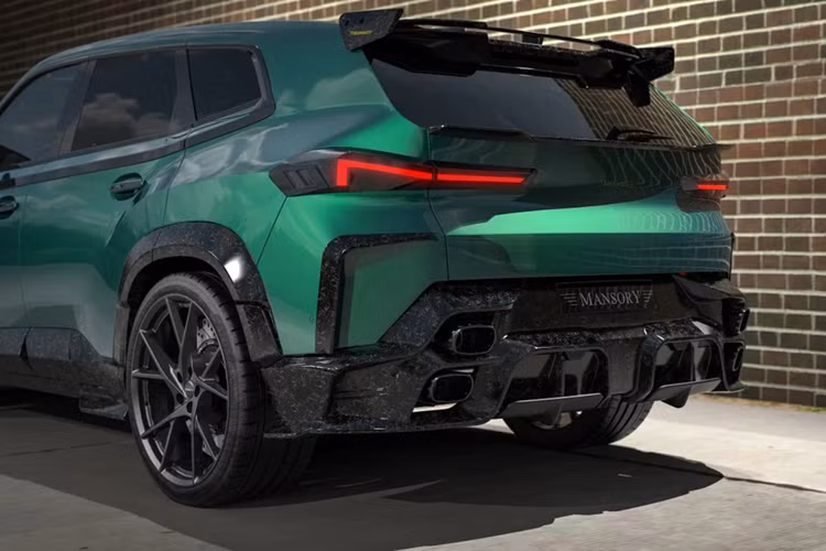 Trong khi đó, phiên bản cao cấp XM Label (trước đây là XM Red Label) có sức mạnh tối đa lên đến 748 mã lực và mô-men xoắn 1.000 Nm. Mẫu SUV này có thể tăng tốc 0-100 km/h trong 3,8 giây, tốc độ tối đa 250 km/h, hoặc 290 km/h với gói M Driver’s Package.