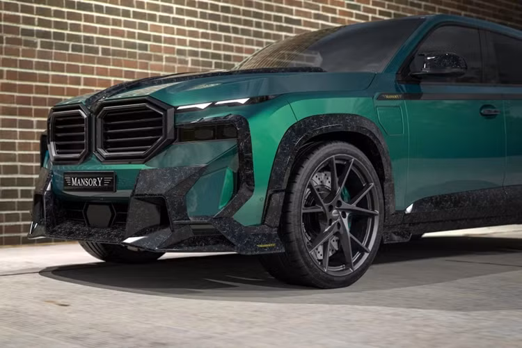 Tương tự các dự án trước, ngôn ngữ thiết kế hầm hố vẫn là nét đặc trưng của hãng độ đến từ Đức. Mansory còn cung cấp khả năng cá nhân hóa ngoại thất và nội thất theo mong muốn của khách hàng.