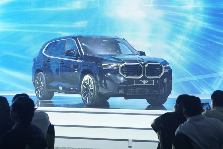 Mansory không công bố sự thay đổi về hiệu suất vận hành của xe. Phiên bản XM tiêu chuẩn được trang bị động cơ V8 twin-turbo 4.4L hybrid, mang đến tổng công suất 653 mã lực. Phiên bản nhập môn XM 50e chỉ được trang bị động cơ I6 twin-turbo 3.0L hybrid, mang đến sức mạnh tối đa 476 mã lực.