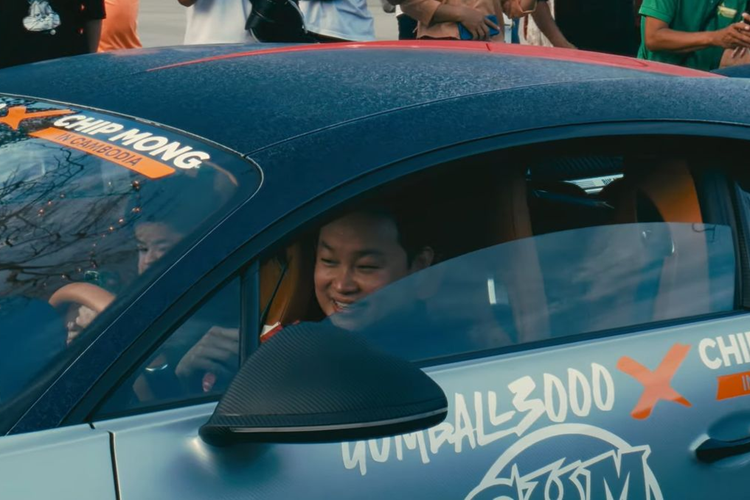 Trước đó có tin đồn cho rằng hai chiếc megacar này sẽ không tham dự sự kiện tại Việt Nam. Tuy nhiên, nhà sáng lập Gumball 3000 đã khuyên đại gia Campuchia nên tham gia lễ khởi hành tại dải đất hình chữ S để được trải nghiệm trọn vẹn hành trình, thay vì chờ đoàn xe tại quê nhà.