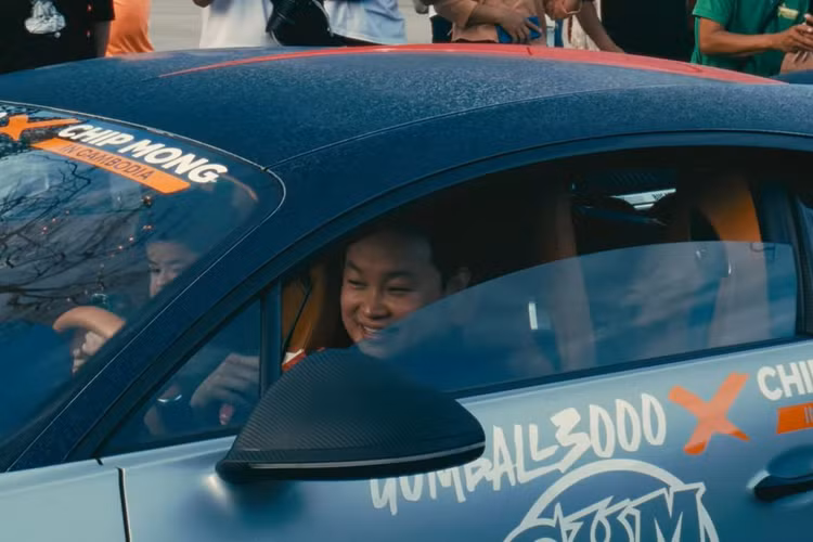 Trước đó có tin đồn cho rằng hai chiếc megacar này sẽ không tham dự sự kiện tại Việt Nam. Tuy nhiên, nhà sáng lập Gumball 3000 đã khuyên đại gia Campuchia nên tham gia lễ khởi hành tại dải đất hình chữ S để được trải nghiệm trọn vẹn hành trình, thay vì chờ đoàn xe tại quê nhà.