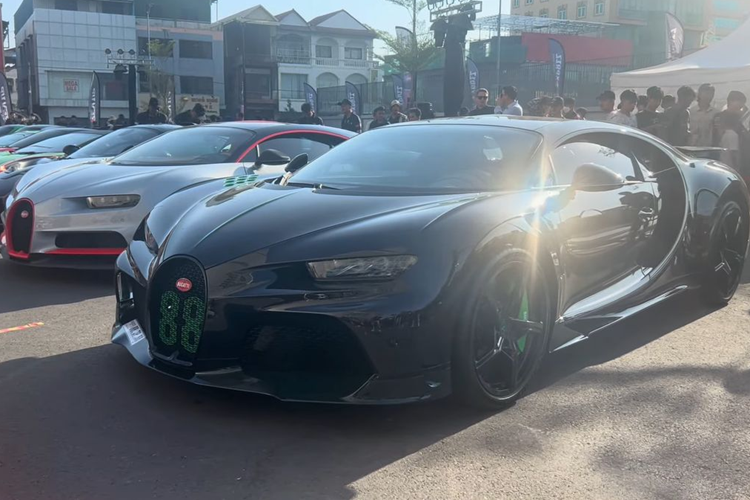 Về siêu phẩm Bugatti Chiron Super Sport, xe chỉ được sản xuất 60 chiếc trên toàn cầu với giá bán lẻ 3,9 triệu USD (tương đương 89,5 tỷ đồng) chưa gồm thuế phí. Chiron Super Sport có hiệu suất bất chấp các định luật vật lý và một bộ thân vỏ “hàng khủng” với phần đuôi được kéo dài để tạo lực điều hướng gió đủ giúp xe cân bằng ở tốc độ hàng trăm km/h mà không cần cánh gió sau.