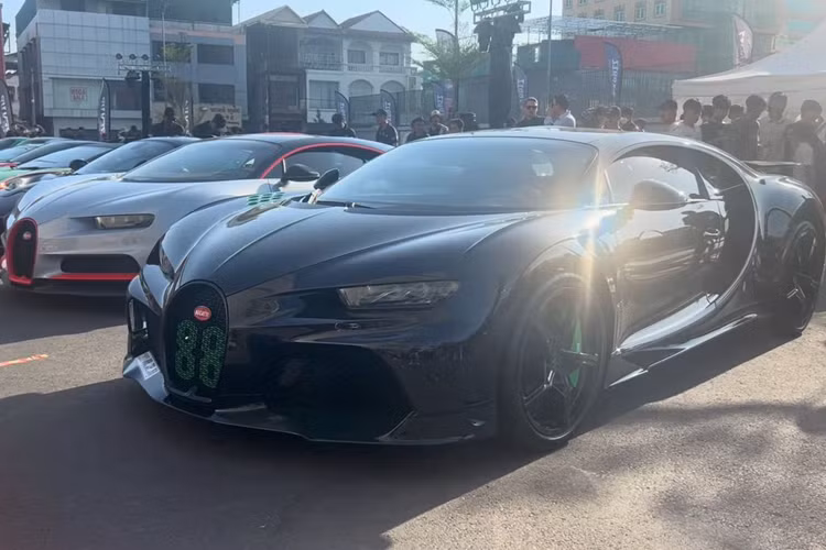 Về siêu phẩm Bugatti Chiron Super Sport, xe chỉ được sản xuất 60 chiếc trên toàn cầu với giá bán lẻ 3,9 triệu USD (tương đương 89,5 tỷ đồng) chưa gồm thuế phí. Chiron Super Sport có hiệu suất bất chấp các định luật vật lý và một bộ thân vỏ “hàng khủng” với phần đuôi được kéo dài để tạo lực điều hướng gió đủ giúp xe cân bằng ở tốc độ hàng trăm km/h mà không cần cánh gió sau.