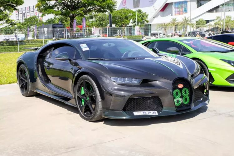 Trên Bugatti Chiron Super Sport, hệ thống treo được tinh chỉnh với giảm chấn cứng hơn 7%, giúp xe vận hành êm ái hơn. Lốp chuyên dụng Michelin Pilot Sport Cup 2 được sử dụng nhằm đảm bảo xe vận hành an toàn với dải tốc trên 400 km/h.