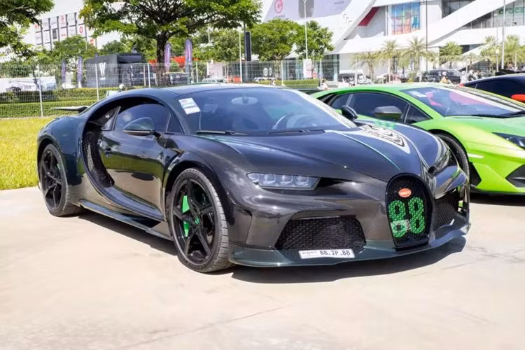 Trên Bugatti Chiron Super Sport, hệ thống treo được tinh chỉnh với giảm chấn cứng hơn 7%, giúp xe vận hành êm ái hơn. Lốp chuyên dụng Michelin Pilot Sport Cup 2 được sử dụng nhằm đảm bảo xe vận hành an toàn với dải tốc trên 400 km/h.