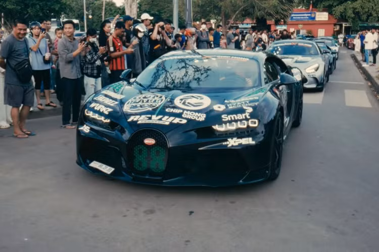 Theo đó, vào ngày 31/8 vừa qua đại gia Campuchia – cũng là chủ sở hữu của hai chiếc megacar Bugatti Chiron và Chiron Super Sport đã xác nhận sẽ mang hai siêu phẩm này đến Việt Nam để tham dự hành trình siêu xe lớn nhất thế giới, thông qua một sự kiện siêu xe tại Phnôm Pênh. Được biết, bộ đôi này sẽ được nhập cảnh vào Việt Nam qua cửa khẩu Mộc Bài (tỉnh Tây Ninh) vào ngày 14/9 tới đây.