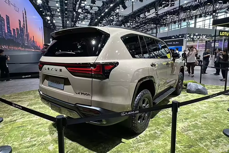 Khóa vi sai trung tâm được trang bị tiêu chuẩn cho xe. Trong khi đó, phiên bản Overtrail có thêm khóa vi sai trên cầu trước và cầu sau. Cuối cùng là hệ thống treo chủ động, cho phép người lái thay đổi khoảng sáng gầm của xe, gói tính năng an toàn chủ động Lexus Safety Sense+ 3.0 và hệ thống kiểm soát lực kéo chủ động.